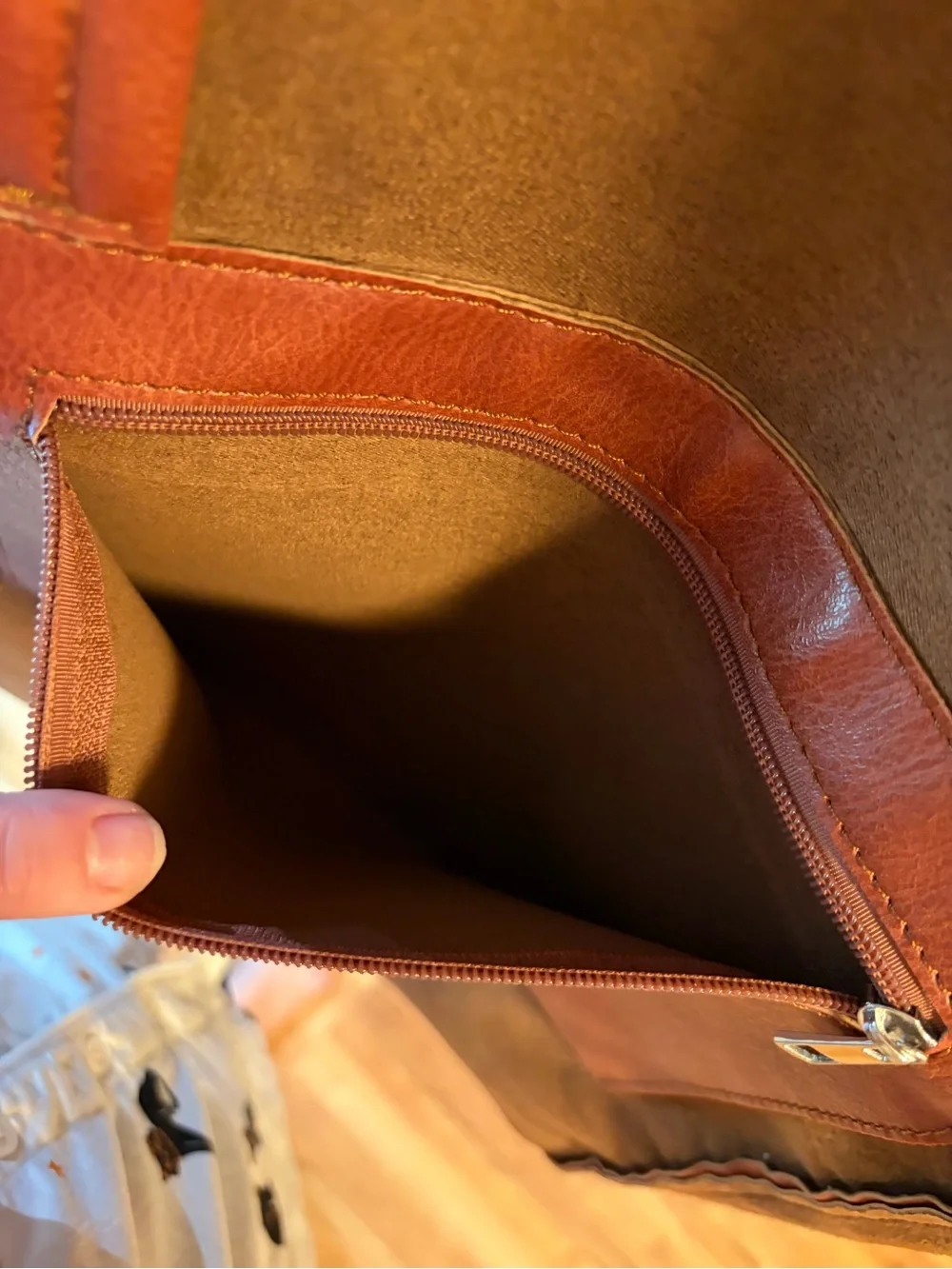 Classic Women's Leather Tote Bag in Chestnut Brown - Picture 3 of 4